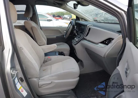 2018 Toyota Sienna Le 7 Passenger z USA, uszkodzony, nr VIN 5TDJZ3DC9JS199452